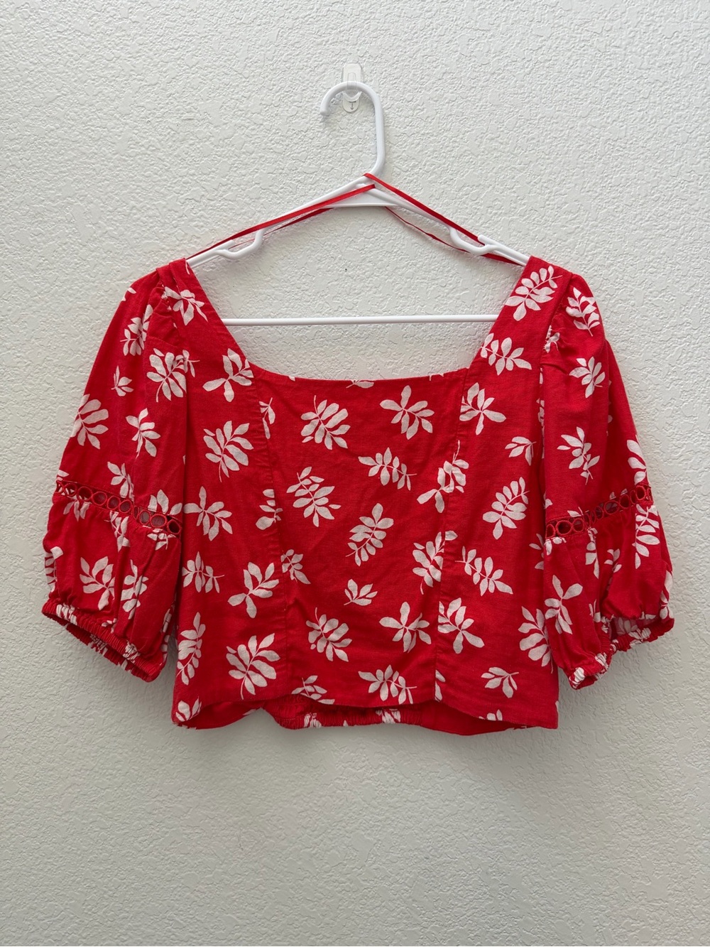 Ann Taylor Red Floral Linen Blend Puff Sleeve Crop Top Blouse Size 4 Petite